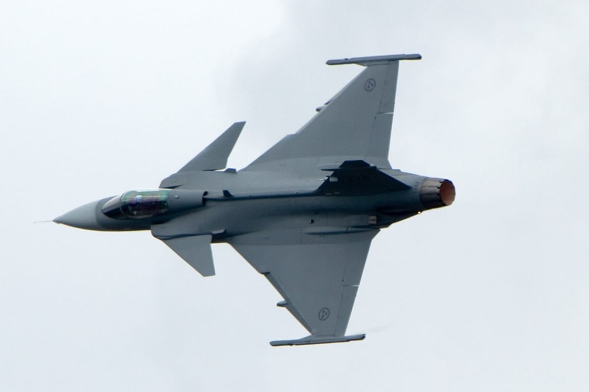 https://www.grosswald.org/content/images/size/w1200/2024/12/1280px-Saab-JAS-39_at_ILA_2010_05.jpg
